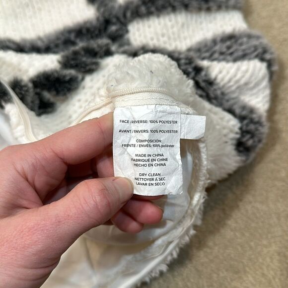 Ugg White Gray Standard Pillowcase Knit Fuzzy Soft - Picture 6 of 8